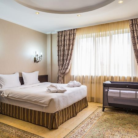 Royal Petrol Hotel Almaty Exterior foto