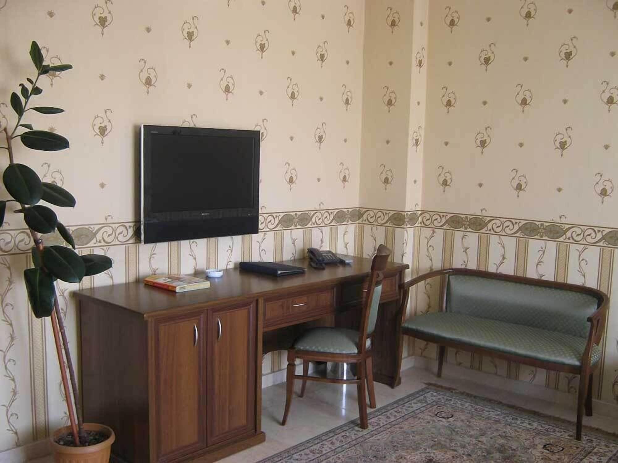 Royal Petrol Hotel Almaty Exterior foto
